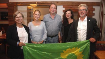 Bild: Hirsch
Marion Juniec-Möller, Franziska Wünsch, Paul Groß und Veronika Peters (von links) bilden den neuen Ortsvorstand der Grünen. Rechts Landratskandidat Rudi Sommer.