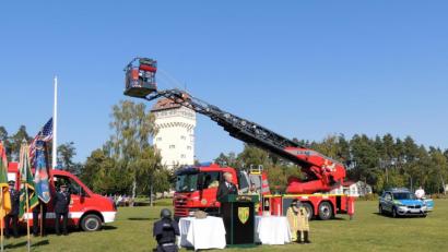 Bild: mor
Halbmastbeflaggung, Einsatzkräfte und Fahrzeuge des US-Fire-Department, der Feuerwehr Sigl, der Militärpolizei und der Bayerischen Polizei sind die Kulisse der Gedenk-Zeremonie am 11. September.