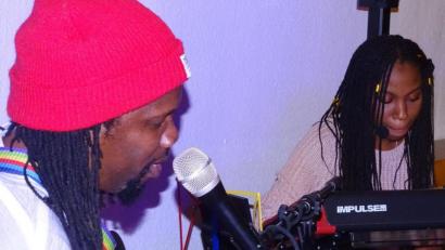 Bild: Houschka
Sie nennen sich "Kool Runnings 2" und kommen aus Jamaika: Mit ihrer Musik haben sich Lee Holness (links) und seine Partnerin Shantal Bradford viel Beifall beim Amberger Musiker-Stammtisch geholt.