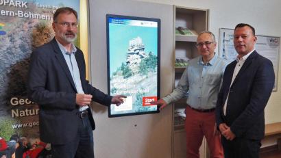 Bild: Bühner
Die interaktive Geopark-Informationsstelle präsentieren (von links) Geopark-Geschäftsführer Andreas Peterek, VHS-Bereichsleiter Harald Krämer und VHS-Geschäftsführer Stefan Frischholz.