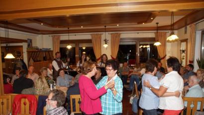 Bild: mmj
Immer wieder fanden sich Paare zum Tanz. Beim Musikantenstammtisch im Lindauer Wirtshaus spielten Heimatklänge die Hauptrolle.