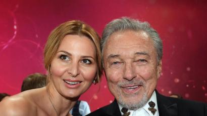 Bild: Hendrik Schmidt
Der tschechische Sänger Karel Gott mit seiner Frau Ivana im Jahr 2017.