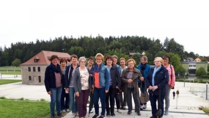 Bild: do
Die Mitglieder des Katholischen Frauenbundes Speinshart besichtigen die KZ-Gedenkstätte Flossenbürg.