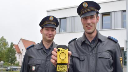 Bild: szl
Polizeihauptmeister Markus Jobst und Polizeiobermeister Florian Riedl (von links) präsentieren die Body-Cam als neues Einsatzmittel der Polizieiinspektion Tirschenreuth.