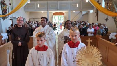 Bild: rha
Feierlich, kurzweilig und interessant gestalten (von links) Pater Xawer Skrobis, Pater Robin Xavier und Pfarrvikar Hrudaya Kumar Madanu den Seniorengottesdienst in der Bergkirche.