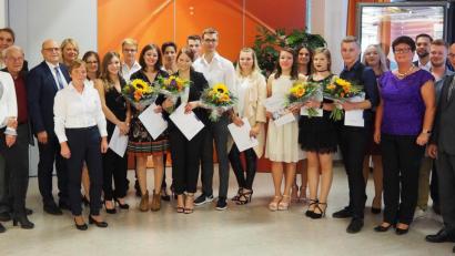 Bild: Bühner
Absolvierende, Preisträger, Lehrer und Festgäste genießen die Abschlussfeier der Berufsfachschule für Krankenpflege.