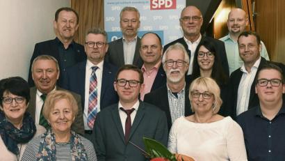 Bild: Petra Hartl
Der neuformierte Vorstand des SPD-Ortsvereins und die Vertreter der Arbeitsgemeinschaften (vorne, von links): Renate Dümmler, Helene Schwarz, Philipp Rösel, die frisch gekürte Vorsitzende Bettina Moser, Noah Pawlica; (mittlere Reihe, von links) der bisherige Ortsvereinsvorsitzende Achim Bender, Bürgermeister Michael Göth, Matthias Ruoff, Thomas Steiner, Katharina Rösel, SPD-Kreisvorsitzender Uwe Bergmann; (hinten, von links) Bezirksrat Richard Gaßner, Hermann Deichler, Karl-Heinz König und Holger Joschko.