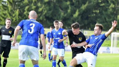 Bild: Hubert Ziegler
Nach Siegen gegen Luhe-Wildenau und den FC Amberg (Bild) gab es für die Ensdorf (rechts Matthias Dotzler) zuletzt eine Niederlage beim FC Wernberg. Im Landkreisduell am Freitag gegen den FV Vilseck wollen die Ensdorfer nun zurück auf die Erfolgsspur.