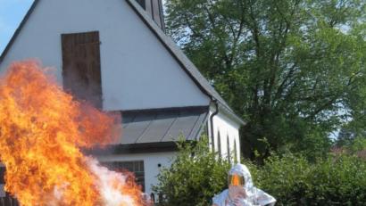 Bild: ld
Ein Fehler mit verhehredenden Folgen: Fett mit Wasser löschen. Die 'Flammen schießen meterhoch aus der Pfanne.