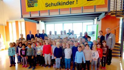 Bild: gac
Die Erstklässler der Pestalozzi-Schule versammelten sich mit ihrer Schulleiterin Gunda Köstler (hinten links), Bürgermister Michael Göth (Zweiter von links), Gernot Schötz (rechts) und Rosalia Wendl (Zweite von rechts) von der Verkehrswacht, Schulamtsdirektor Gerald Haas (Dritter von links) und den Vertretern der Polizei, um die Kampagne zur Schulwegsicherheit zu eröffnen.