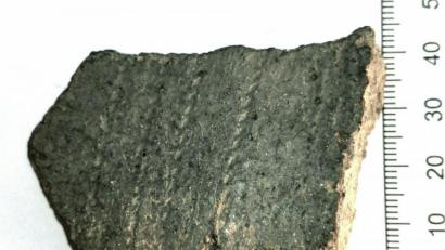 Bild: exb/Thomas Bäumler
Diese hallstattzeitliche Scherbe mit Ringrädchenverzierung aus der Zeit zwischen 800 und 450 vor Christus fand Thomas Bäumler im Bereich Breiter Weg, westlich der Autobahn. Der Heimatarchäologe spricht von einem für die Region ungewöhnlichen Fund. Das Landesamt für Denkmalpflege geht von einer Halsscherbe eines Kegelhalsgefäß mit Oberflächengraphit und Rollrädchenverzierung aus und vermutet eine Grabkeramik.