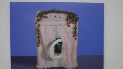 Repro: Susanne Wolke
Provokativ und manchmal mit einem Augenzwinkern: Die Verschleierung spielt im künstlerischen Werk Adidal Abou-Chamats, das zur Zeit in Regensburg ausgestellt ist, eine zentrale Rolle.