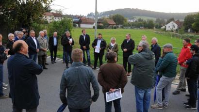 Bild: gf
Zahlreiche Raigeringer Bürger ließen sich die Gelegenheit nicht nehmen, die öffentliche Sitzung der CSU-Stadtratsfraktion zu begleiten. Im Hintergrund das neue Baugebiet „Raigering Mitte“, davor (in Bildmitte, von links) Fraktionsvorsitzender Dieter Mußemann, Grundstückseigentümer Martin Sterk, CSU-Ortsvorsitzende Daniel Müller, Kreisvorsitzende Michaela Frauendorfer und Oberbürgermeister Michael Cerny.