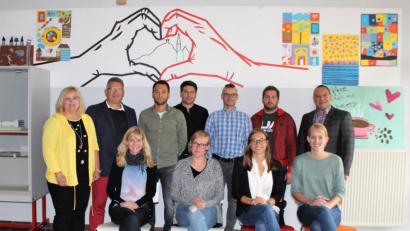 Bild: jzk
Die Schulleitung mit Sandra Hering, German Helgert (hinten von links) und Holger König (rechts) wünschte den acht neuen Lehrkräften alle Gute für ihren Unterricht an der Realschule Kemnath.