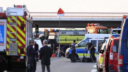 Bild: Christopher Harms
Polizisten stehen an der Anschlussstelle Hellersdorf auf der A10 nordöstlich von Berlin.