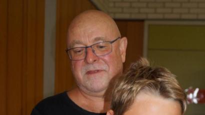 Bild: du
Eine lebende Riesenstabheuschreke aus Australien lässt der 13-jährige Tim Ströhle unter der schützenden Hand seines Vaters und Börsensekretärs Manfred Ströhle bei der Schau in Schirmitz über seine Schulter krabbeln.