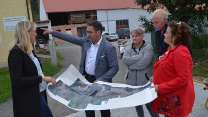 Bild: fz
Mühsam hatte Sonja Bodensteiner mit Luftaufnahmen den Verlauf der Stromtrasse zusammengebastelt und Tobias Gotthardt (von links) vorgestellt.