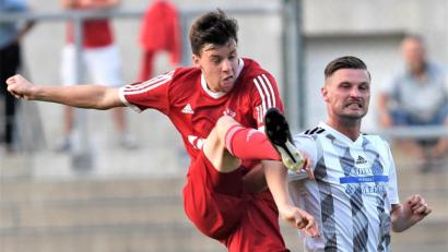 Bild: btg
Herber Ausfall für die SpVgg SV Weiden: Stürmer Josef Rodler (rechts, Szene aus dem Heimspiel gegen die SpVgg Lam) muss am Freitagabend gegen den TSV Bad Abbach krankheitsbedingt passen.