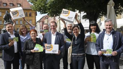 Bild: Petra Hartl
Das Label „Heimat shoppen“ soll Händlern helfen. Von links: Bernhard Reif (IHK Amberg), Ina Bogner (Stadtmarketing-Verein), Emilie Leithäuser (PWG), Einzelhändler Horst Strobl, Matthias Segerer (IHK Regensburg), Andreas Raab (PWG), Verena Fitzgerald (Gewerbebau), Zorka Dotto (Stadtmarketing).