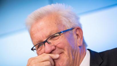 Bild: Sebastian Gollnow/dpa
Winfried Kretschmann, Ministerpräsident von Baden-Württemberg, hat seine Kandidatur für die Landtagswahl 2021 bekannt gegeben.