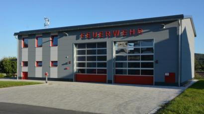 Bild: jr
Das neue Gerätehaus der Feuerwehr Groschlattengrün erhält am Sonntag, 15. September, bei einem Festakt den kirchlichen Segen. Auf dem Programm des Tages stehen auch ein Festgottesdienst und ein Festzug. Gefeiert wird bereits am Samstagabend.