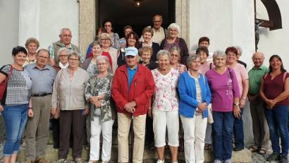 Bild: lep
Einen schönen Nachmittag verbringen 30 Senioren in Erbendorf und Reuth. Die Kirche St. Katharina in Reuth ist ein kleines Schmuckstück, finden die Ausflügler.