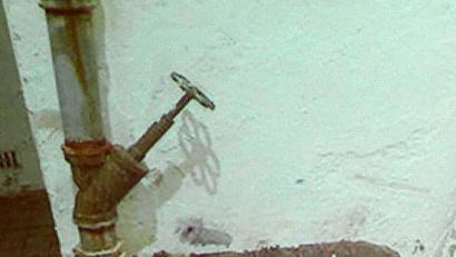 Bild: Jens Meyer
Bescheiden: Die Wasserverteilzentrale im Keller des Handreinigerhäuschens.