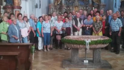 Bild: mez
In der Rodinger Wallfahrtskirche Heilbrünnl gruppierten sich die Senioren um ein Marmorbecken, welches das Wasser der Heilbrünnlquelle auffängt.