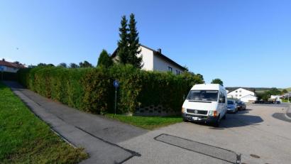 Bild: bey
Deutlich als Fußweg ist die Verbindung von der Straße "Herrenpoint" zum Radweg entlang der Kreisstraße beim ehemaligen Café Piehler ausgeschildert. Kinder bis zu zehn Jahren dürfen den Weg mit ihren Fahrrädern befahren, Kinder bis zu acht Jahren auch in Begleitung der Eltern. Eine Vorfahrtsberechtigung gegenüber der Straße "Herrenpoint" (rechts) kann daraus nicht abgeleitet werden.