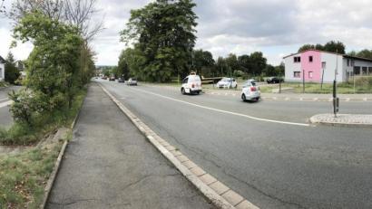 Bild: Gabi Schönberger
Obwohl von Häusern umgeben, gilt das Grundstück des ehemaligen Bauernhofes am Ende der Vohenstraußer Straße (links neben der bunten Fahrzeughalle) als Außenbereich und soll nicht bebaut werden.