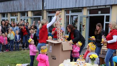 Bild: sns
Geschenke durften zum Krippen-Geburtstag natürlich nicht fehlen. Hier wird gerade die Holzmurmelbahn ausgepackt, mit der sich die Buben und Mädchen künftig im Gruppenzimmer die Zeit vertreiben können.