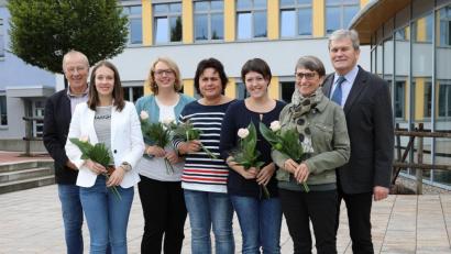 Bild: akp
Strahlende Gesichter gab es zum Schulstart an der Doktor-Eisenbarth-Mittelschule. Rektor Werner Winderl (rechts) und Konrektor Rudi Schneider (links) freuten sich, die „Neuen“ an der Schule begrüßen zu dürfen und wünschten ihnen einen guten Start in das kommende Schuljahr.