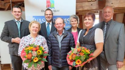 Bild: ohr
Landrat Thomas Ebeling (links) ehrte das Ehepaar Hanna und Johann Bruckschlegel/Mossendorf sowie Christine Scherr (vorne von links) für die erfolgreiche Klassifizierung ihrer Ferienwohnungen. Die guten Ergebnisse würdigten auch (hinten von links) Touristenbeauftragter der Stadt Burglengenfeld, Wolfgang Weiß, Alexandra Beier und Bürgermeister Walter Schauer/Thanstein (rechts).