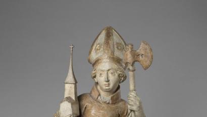Bild:  Musée du Louvre, Dist. RMN – Grand Palais / Sylvie Chan-Liat
Die Holzfigur des Heiligen Wolfgang wird in der Bayerischen Landesausstellung in Regensburg zu sehen sein. Man erkennt den Heiligen gut an seinen beiden Attributen, der Kirche und dem Beil.