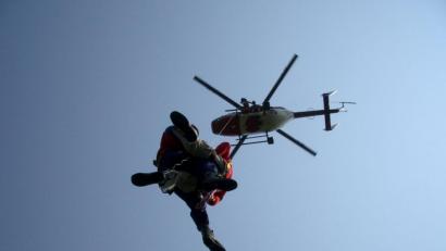 Bild: ads
Für die Retter ist dieses Training Alltag, für Zuschauer durchaus spektakulär: Zehn Bergwachtbereitschaften üben am Samstag in Kastl die Bergung Verunglückter mit einem Hubschrauber.