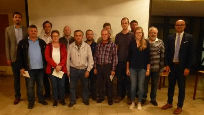 Bild: mad
Bürgermeister Maximilian Beer, sein Stellvertreter Alfred Wolfsteiner (von rechts) sowie Martin Stahr vom Amt für ländliche Entwicklung (links) klärten den Vorstand der Teilnehmergemeinschaft Denglarn über seine wichtigen Pflichten auf.