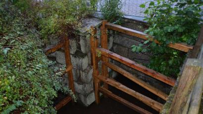 Bild: jr
Der Zahn der Zeit hat am Kornmühlbach-Durchlass in Königshütte genagt. Zur Notsicherung dienen derzeit lediglich Holzstützen, weitere Schutzmaßnahmen sollen nun folgen. Der Leonberger Gemeinderat ist sich einig, dass schnell eine dauerhafte Lösung gefunden werden muss.