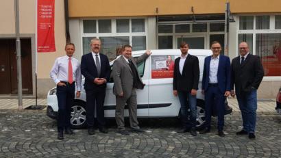 Bild: exb
In der früheren Bürger-Info am Johannisplatz in Waldsassen ist jetzt eine Jobagentur eröffnet worden (von links): Fuhrparkleiter Christian Walter, Prokurist Klaus Fachet, Geschäftsführer Jürgen Schneider, der Waldsassener Niederlassungsleiter Jan Hosek, Bürgermeister Bernd Sommer und Prokurist Reinhold Beyerlein.