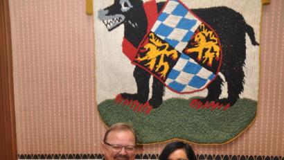 Bild: ws
Bei der Stadtratssitzung in Bärnau konnte Bürgermeister Alfred Stier wieder eine Frau im Gremium willkommen heißen. Nachdem Roland Heldwein nach der Beförderung zum Leiter der Polizeiinspektion Waldsassen sein Amt zur Verfügung gestellt hatte, rückte Alexandra Relvao Morgado (49) in die CSU-Fraktion im Stadtrat nach. Sie wird auch im Bau- und Werkausschuss, dem Finanzausschuss und dem Rechnungsprüfungsausschuss als Stellvertreterin mitwirken. Bei der Sitzung nahm Bürgermeister Alfred Stier die Vereidigung vor.