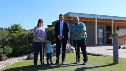 Bild: exb/Franz Pfeffer
Bei einer Runde Adventure-Golf am Steinberger See begrüßte Landrat Ebeling die glücklichen Gewinner aus dem Partnerlandkreis Görlitz.
