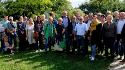 Bild: le
Kreisvorsitzender und stellvertretender Landrat Albert Nickl (rechts) und 3. Bürgermeisterin und Ortsvorsitzende Rita Rosner (links) erfüllten gerne die dankbare Aufgabe der Begrüßung der Gäste aus dem Schwabenland, die sich im Rahmen einer Lehrfahrt im Flosser Kreislehrgarten umschauten, beeindruckt waren und viele Anregungen mit nach Hause nehmen konnten.