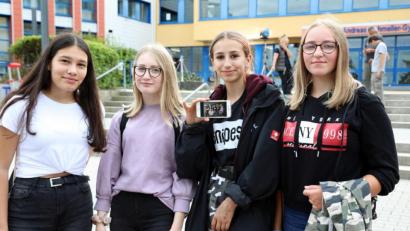 Bild: Gerhard Götz
Diese Realschülerinnen sind stolz auf das Selfie, das sie mit Schauspielstar Til Schweiger ergattern konnten (von links): Eva Wittmann (13, aus Stulln), Anna Baumer (14, aus Wölsendorf ), Laura Piehler (14, aus Schwarzenfeld) und Selina Piehler (14, aus Kemnath am Buchberg).