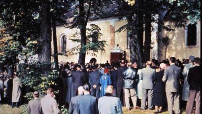 Bild: rha
Auf einer hölzernen Kanzel an der Außenfassade der Bergkirche predigten die Priester noch bis in die 1960er-Jahre sonntags und am Fest Kreuzerhöhung vor unzähligen Gottesdienstbesuchern.