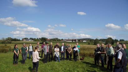 Bild: mmj
Groß war das Interesse der Ehrengäste an den Grundstücken, mit dem die Wildland-Stiftung den Biotopverbund im Schönseer Land erweiterte. Vor einer dieser Flächen erläuterte Gabriela Rossi (Vierte von links) von der Regierung der Oberpfalz die Ideen zur Machbarkeitsstudie "Grünes Band Oberpfalz".