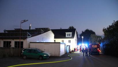 Bild: upl
Der Hof im Vordergrund gehört bereits zum Feuerwehrhaus. Im Gebäude links ist der Brand ausgebrochen.