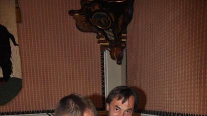 Bild: ws
Christian Gleißner und Stadtrat Georg Sollfrank (von links) zapften das Bärnauer Eigengebräu gekonnt an.