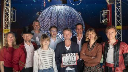 Bild: Ufa Fiction 2019/ Thomas Kost
Bisher gibt es noch nicht viel Fotomaterial zum Film „Gott, du kannst ein Arsch sein“. Auf dem Drehstartfoto sind allerdings auch die Produzenten Viola-Franziska Bloess und Tommy Wosch (Erste und Dritter von links) zu sehen, die sich den Fragen von Oberpfalz-Medien gestellt haben. Im Film spielen auch Heike Makatsch (Zweite von rechts), Hauptdarstellerin Sinje Irslinger (Vierte von links) und Jürgen Vogel (Zweiter von links) mit. Letzter ist allerdings nicht zum Drehen in der Region.