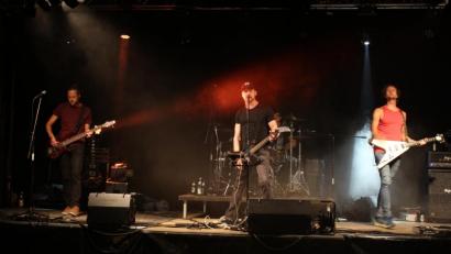 Bild: bej
Hart in die Saiten griffen die Musiker um den Frontmann von „Sacarium", Gitarrist Tobias Regner.	Bild: bej
