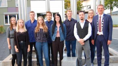 Bild: sm
Bürgermeister Ernst Schicketanz (rechts) ehrt die „Aushängeschilder von Altenstadt/WN“ für ihren hervorragenden Schulabschluss. Alle haben eine eins vorm Komma.