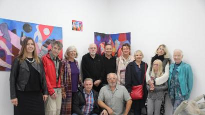 Bild: kmo
Fünfzehn Künstler auf einen Streich: Klaus Schramm (hintere Reihe, Vierter von links) und Clelia Meyer (ganz rechts) versammelten Werke von sich und ihren Lieben im Kulturstift in Amberg. 
(Hintere Reihe, von links) Tina Lindner, Achim Meyer, Ursel Lindner, Markus Schramm, Doris Lange, Susanne Schramm, Anja Lindner mit Tochter Lilu, (kniend) Stephan Schramm und Daniel Lange wirkten bei dem künstlerischen Familientreffen mit. (Nicht auf dem Bild: Maximilian Lindner, Nina Lindner, Martina Schramm, Selina Schramm).